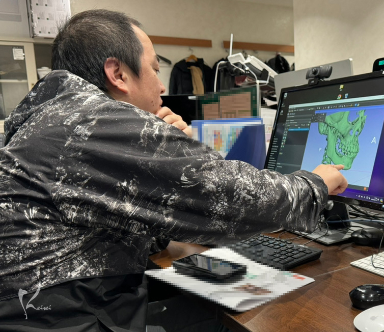 加工している田川医師の写真